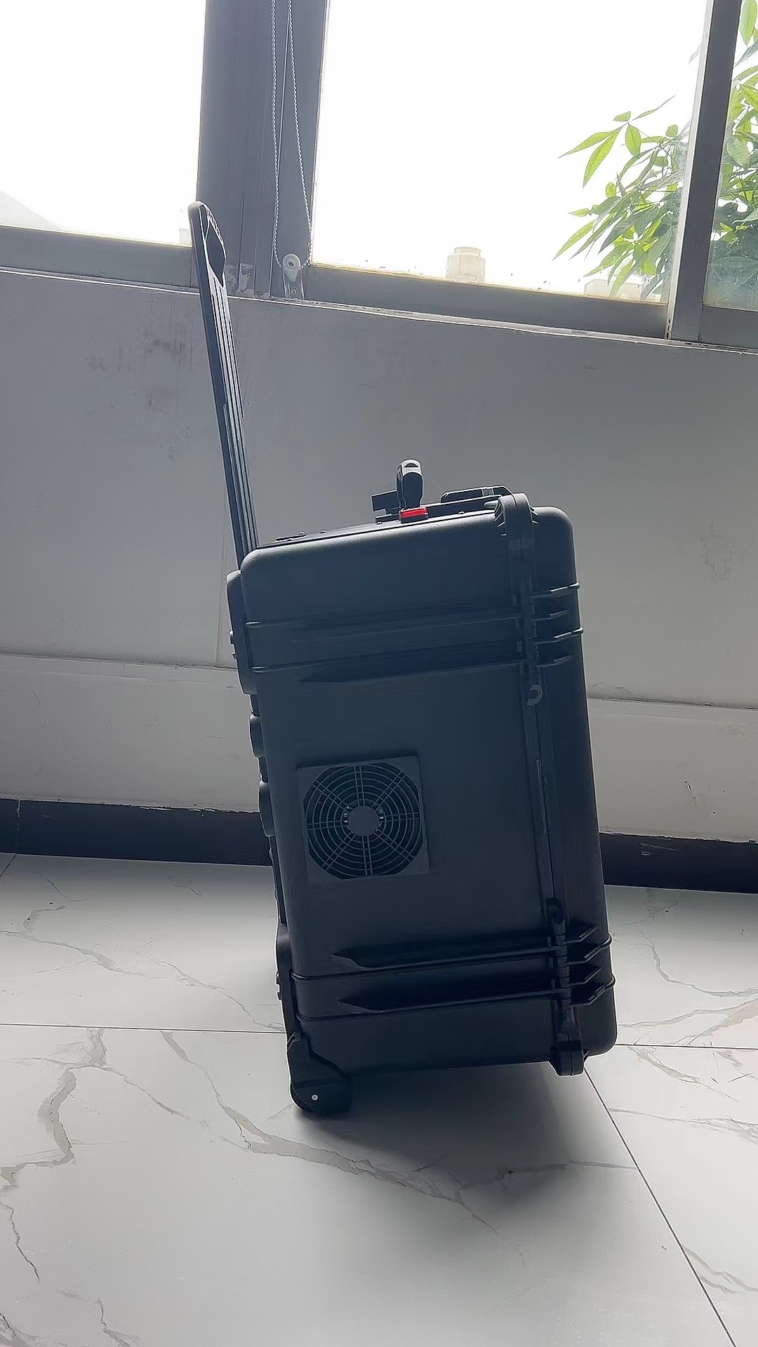 卫东手拉箱型移动通信干扰器